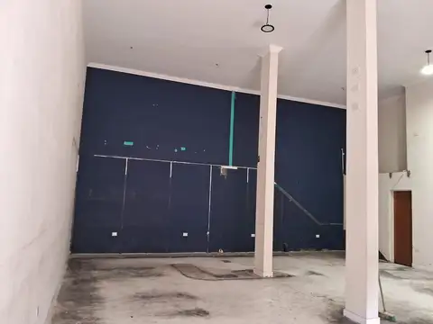 Posibilidad de alquilar local aledaño y planta alta también!