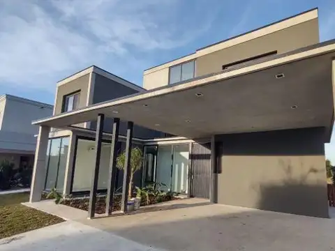 Casa 7 ambientes con 4 baños