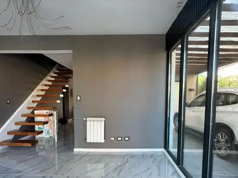 Casa 6 ambientes con 5 baños
