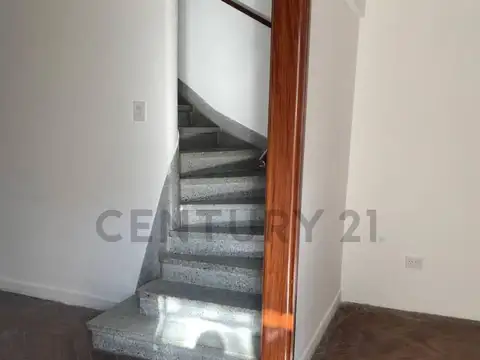 Casa en Alquiler con 2 cocheras