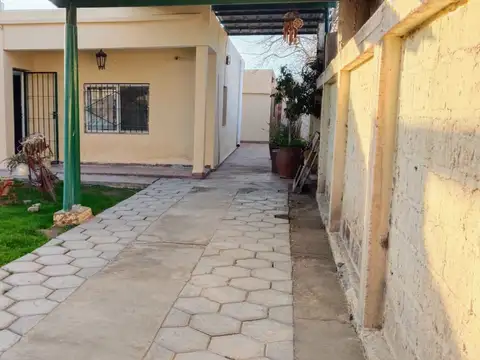 Casa 5 ambientes con 2 baños