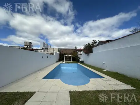 Venta casa 4 ambientes con cochera y piscina en Wilde