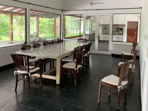 Casa en Alquiler con 2 cocheras