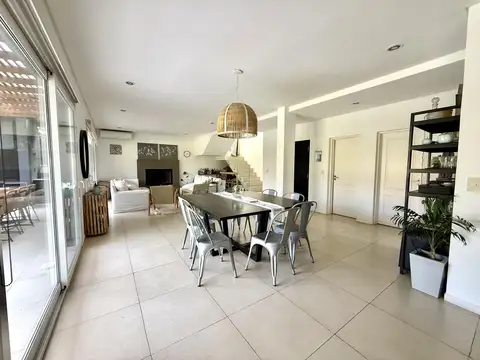 Casa en Venta con 2 cocheras