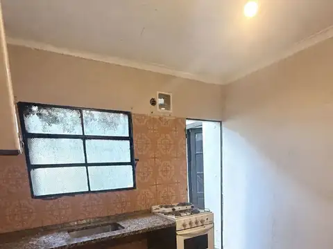 OPORTUNIDAD UNICA - PH A REFACCIONAR CON LOCALES 