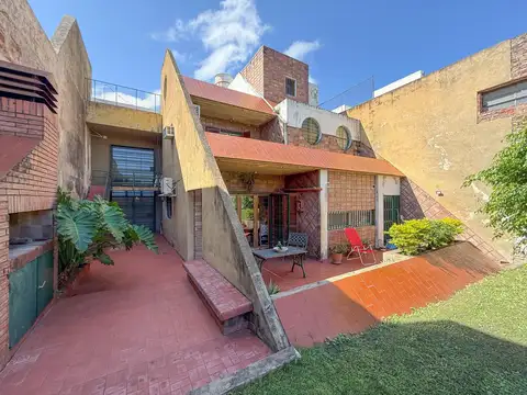 Constitución 440-Casa de diseño 5 dormitorios jardín parrilla pileta doble garaje APTA CREDITO