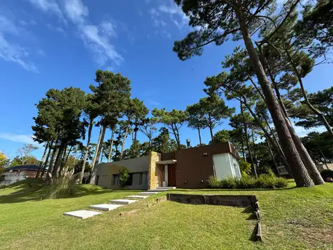 CASA A LA VENTA EN BARRIO ALAMOS - ALAMOS Y DE LA DERIVA