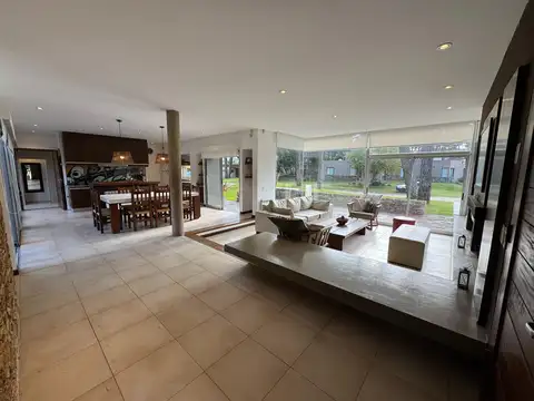 CASA A LA VENTA EN BARRIO ALAMOS - ALAMOS Y DE LA DERIVA