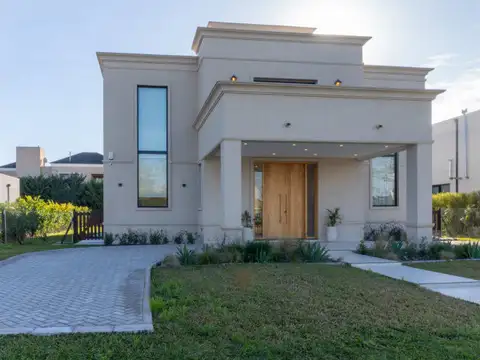 Casa de 3 dormitorios moderna en PUERTO ROLDÁN