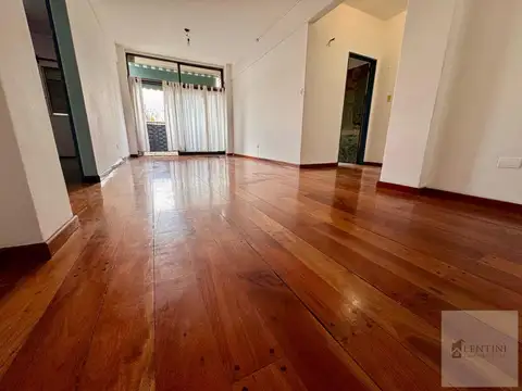 Departamento en venta 4 ambientes, con balcón al frente y jardín UC