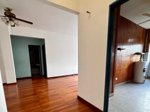 Departamento en venta 4 ambientes, con balcón al frente y jardín UC