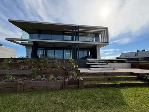 Casa  moderna en venta en yacht sobre lote con vista abierta