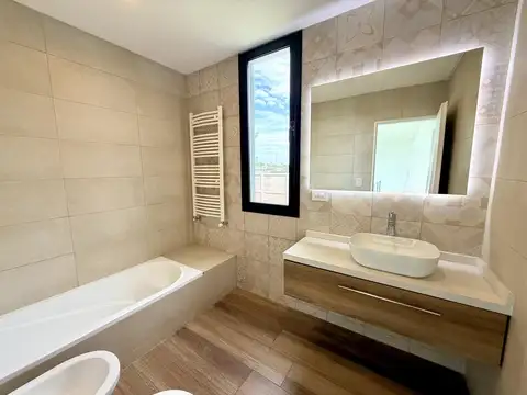 CASA EN VENTA EN BRISAS DE ADROGUE - 4 AMBIENTES - PILETA