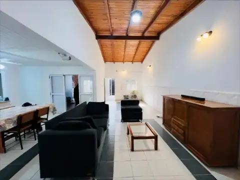 Gran casa de 3 dormitorios con lote propio – zona facultades