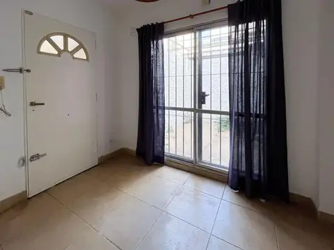 VENTA - Casa pasillo (No Ph), dos dormitorios y patio en Abasto - Rosario