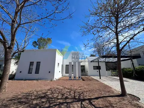 Casa con pileta en una planta lote interno - SAN MATIAS