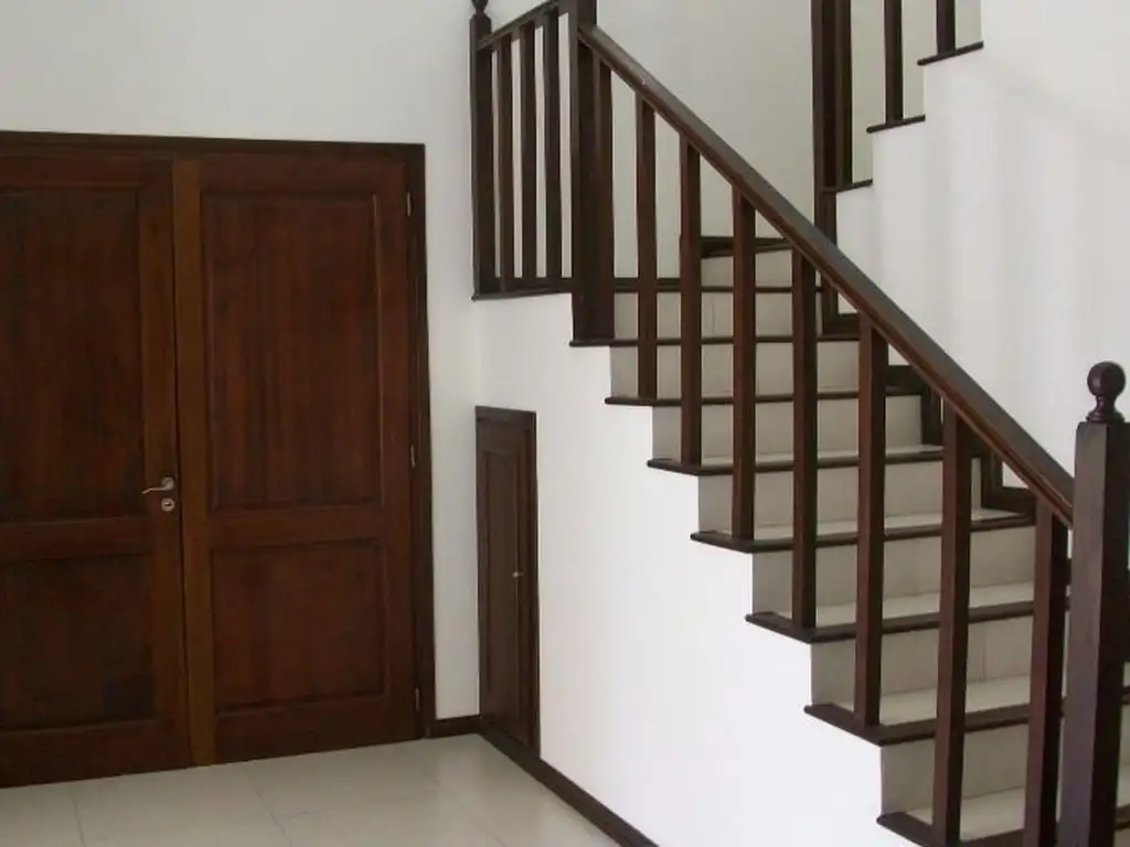 Casa - 357  m² Cubierta | 4 dormitorios | 15 años | 5 baños | 2 cocheras | Muy Bueno