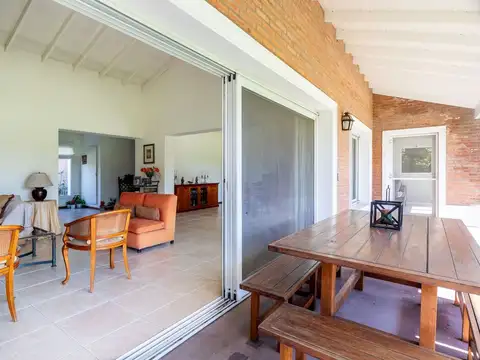 Casa en Alquiler con 1 cochera