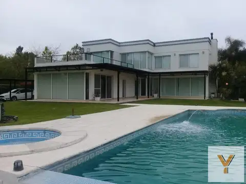Casa en Venta - 4 Dormitorios 4 Baños - 2400mts - Coronel Brandsen