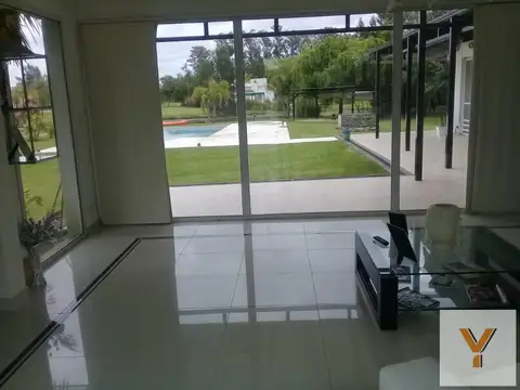 Casa en Venta - 4 Dormitorios 4 Baños - 2400mts - Coronel Brandsen