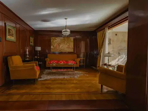 Casa 8 ambientes con 4 baños