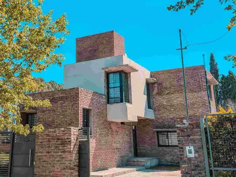CASA EN VENTA A ESTRENAR 3 DORMITORIOS ROLDÁN
