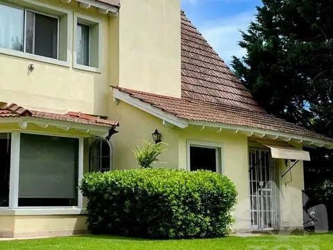 Casa 2 plantas Club Privado Loma Verde