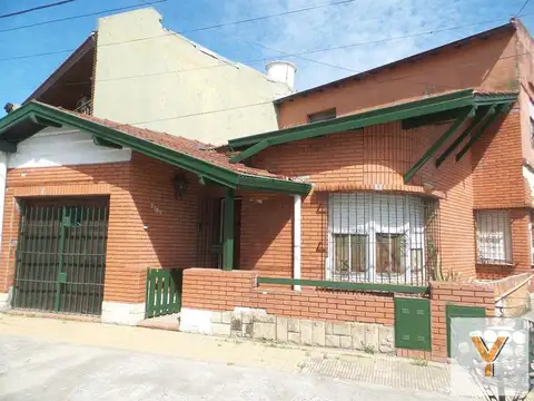 Casa en venta - 3 dormitorios 2 baños - patio interno - 180 mts2 - Gerli