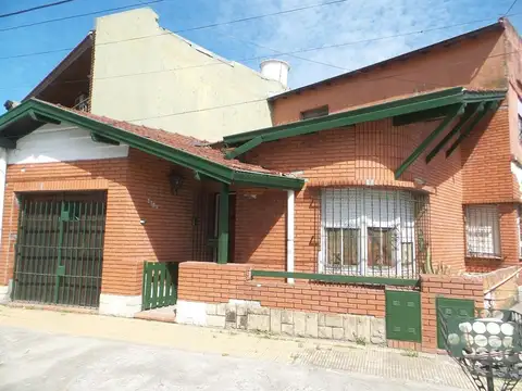 Casa en venta - 3 dormitorios 2 baños - patio interno - 180 mts2 - Gerli