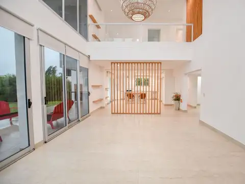 Casa en Venta con 2 cocheras