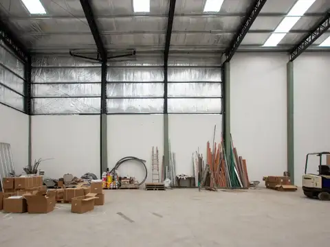 Galpón a estrenar en zona industrial –PERMUTA