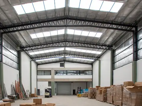 Galpón a estrenar en zona industrial –PERMUTA
