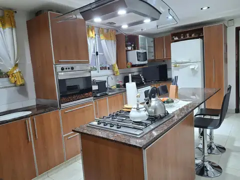 Casa en Venta con 4 cocheras