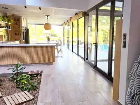 Casa en Alquiler con 2 cocheras