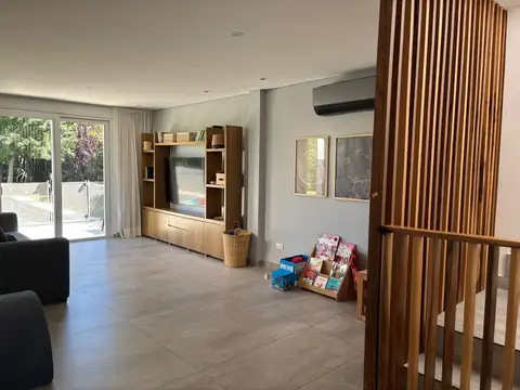 Casa en Venta con 4 cocheras