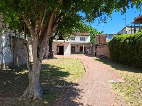 CASA 4 AMB EN VENTA EN HURLINGHAM CON AMPLIO LOTE