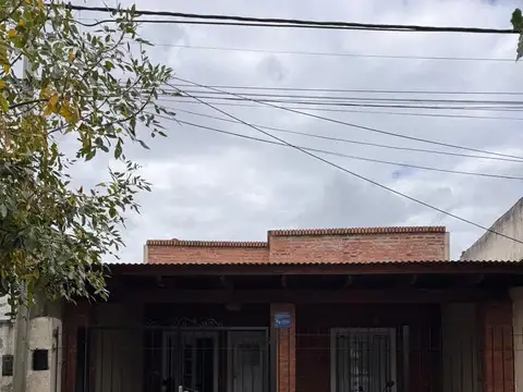 CASA EN VENTA EN PEHUAJÓ CON COCHERA