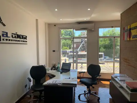 Oficina en   en 1°piso al fte
