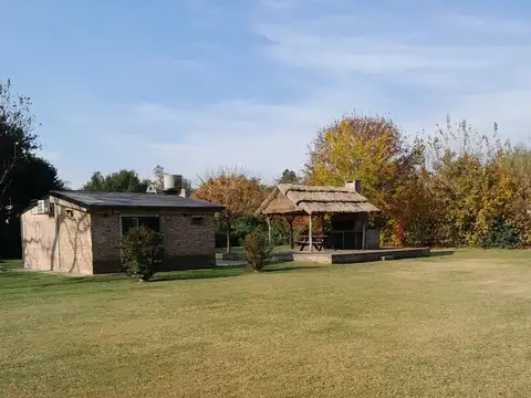 CASA CON AMPLISIMO TERRENO + PILETA