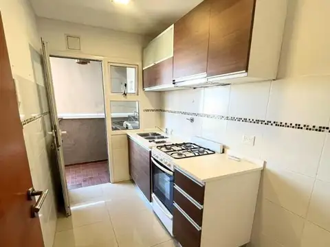 Depto. 2 Ambientes con Balcón y Cochera en Alquiler en Lanús