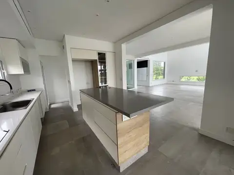Casa en Alquiler con 2 cocheras