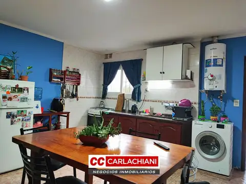 Casa 6 ambientes con 2 baños