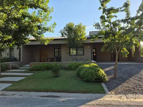 Casa en Venta con 2 cocheras