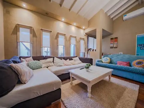 Casa en Venta con 3 cocheras