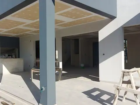 Casa 5 ambientes con 4 baños