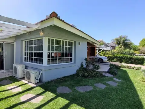 Casa en Alquiler con 2 cocheras