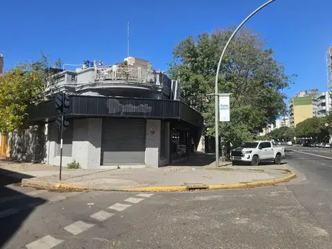 Local Av. Alberdi  al 700 esquina Ibarlucea, 76 m2 moderno, persianas con vidrieras amplias