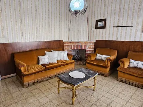 En  Venta/ En  calle  Rivadavia  al  700 casa + 2 100