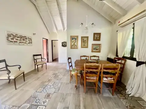 Casa 4 ambientes con 2 baños