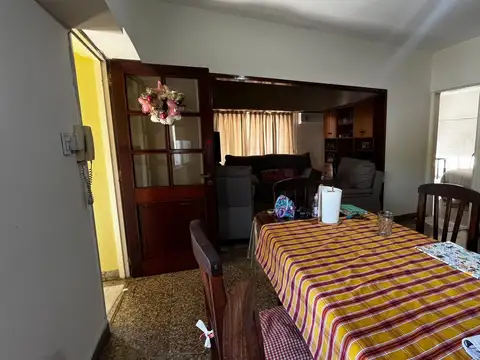 Casa 4 ambientes con 2 baños